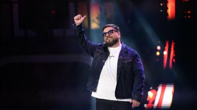 [Minuto a minuto] Hablando de sus traumas: Erwin Padilla saca las primeras risas en Olmué 2026