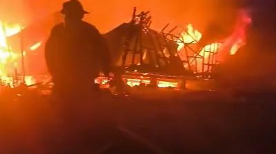 [FOTOS] Cuatro damnificados dejó incendio de una casa en el sector rural El Yale de Calbuco