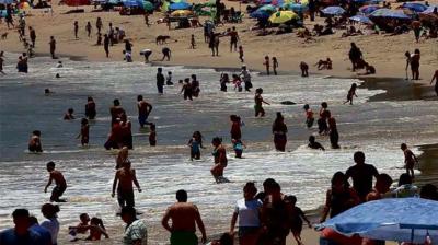 En la playa graban a sujeto realizando tocaciones a una niña: fue arrestado