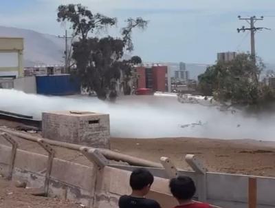 [VIDEO] Reportan rotura de matriz en sector de avenida La Tirana en Iquique