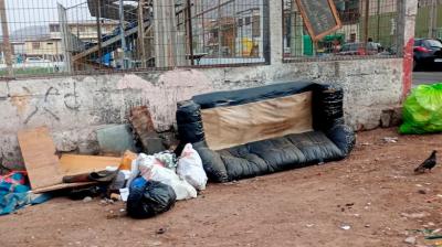 Usuarios reportan basural en los alrededores del Complejo Comunal en Iquique