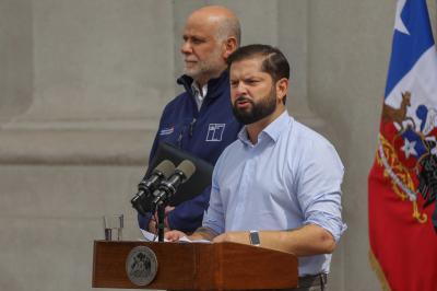 "Mejor escuchar a los mismos bomberos": La respuesta de Boric ante críticas por supuesta falta de apoyo a voluntarios