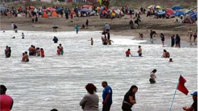 En Cartagena no respetaron prohibición de baño por la fragata portuguesa