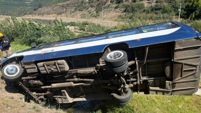 Ocho personas resultan lesionadas tras volcamiento de minibús en Catemu