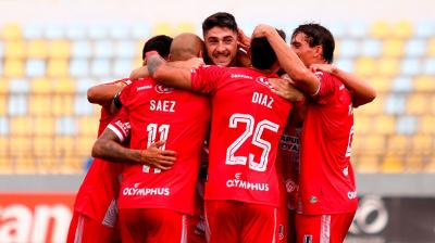 Con un cabezazo del jugador más alto de Calera sucumbió Everton en su estreno en el campeonato