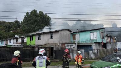 Once damnificados dejó incendio que afectó a cuatro casas en Puerto Montt