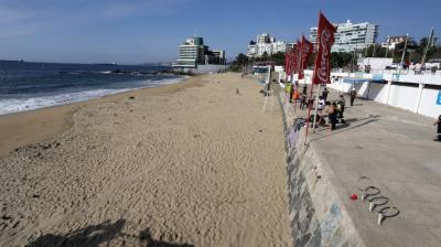 Hombre muere tras ser rescatado inconsciente desde el mar en Caleta Abarca
