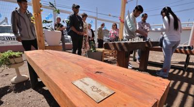 250 durmientes ferroviarios fueron recuperados para la construcción de mobiliario urbano en Calama