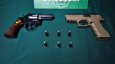 Conductor ebrio es detenido tras chocar y portar armas de fuego en Castro