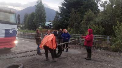 Cochamó: Vecinos de Cascajal se toman Ruta V-69 por deterioro y falta de avances en obras comprometidas