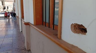 Denuncian daños en fachada del Teatro Pedro de la Barra millonaria restauración