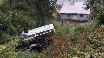 Volcamiento de camión en Cochamó deja dos personas lesionadas