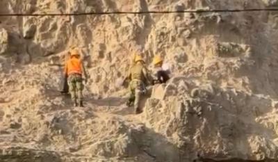 Carabineros rescata a sujeto atrapado en el Morro de Arica: Tenía orden de detención vigente