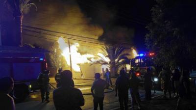 Incendio consumió vivienda y dejó otras dos con daños en La Calera
