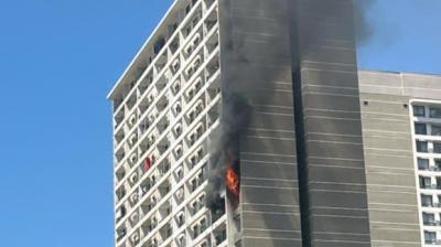 Bomberos logró contener incendio en piso 15 y 16 de edificio en Estación Central