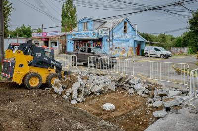 Municipio ejecuta mejoras viales en tres puntos críticos de Valdivia y proyecta obras en acceso a Collico