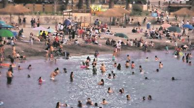 Armada advierte riesgos y pide pudencia a los bañistas nocturnos en Arica