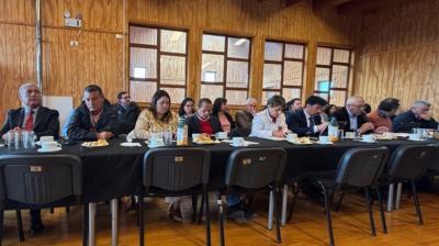 Ministra del MOP se reunió con alcaldes de Chiloé para abordar avances del Puente Chacao