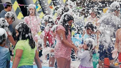 Niños y adultos del barrio Los Claveles combatieron el calor con fiesta del agua