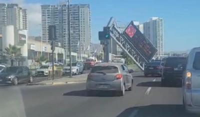 Camión con carga de gran altura destruyó señalética sobre la Costanera Norte de Antofagasta