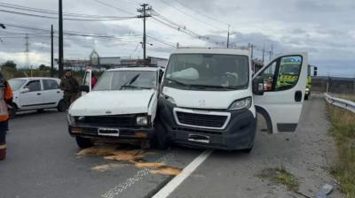 Dos lesionados dejó colisión entre camión y camioneta en la salida de Puerto Montt