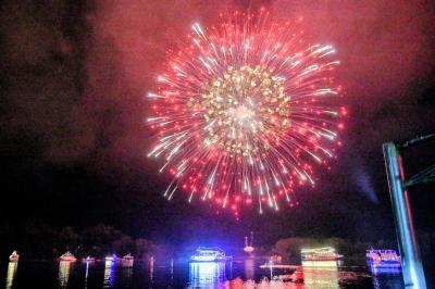 La Noche Valdiviana se impuso al mal tiempo y dejó imponentes postales en el adiós al verano