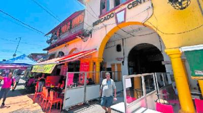 Comerciantes aburridos de incivilidades en el entorno del Mercado Centenario en Iquique