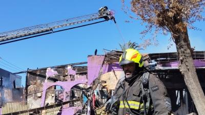 [FOTOS] Quilpué: fuegos artificiales habrían provocado incendio estructural en pleno centro