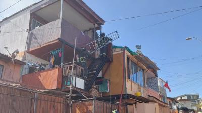 Incendio consume tercer piso de vivienda en Antofagasta: cuatro damnificados y adulta mayor con quemaduras leves