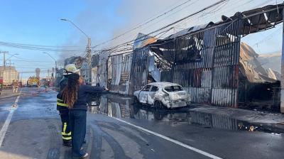 [VIDEO] Inician investigación por incendio que afectó cinco galpones en el Barrio Industrial de Zofri en Iquique