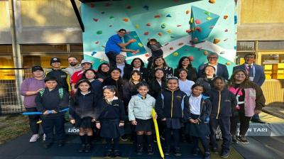 Estudiantes reciben bienvenida de autoridades de Educación en la Escuela Municipal Andrés Bello en Temuco
