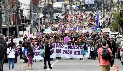 Dos mil mujeres marcharon  en Valdivia con motivo del 8M