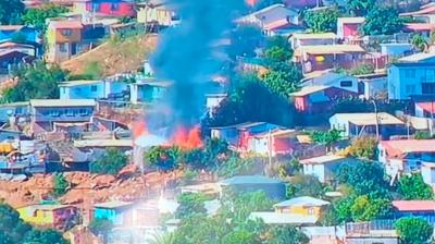 [VIDEO] Vivienda se encuentra siendo consumida por incendio en Miraflores Alto