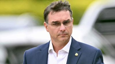 Flávio Bolsonaro, hijo del expresidente brasileño, acusa a Lula de "intolerante" por no asistir a investidura de Kast
