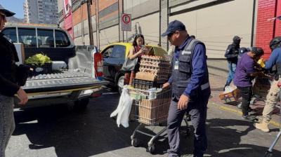 Intervienen comercio ambulante en centro de Antofagasta: 9 citaciones y decomisan cerca de 250 kilos de productos