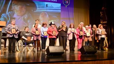 Castro conmemora el Mes de la Mujer con reconocimiento a destacadas vecinas