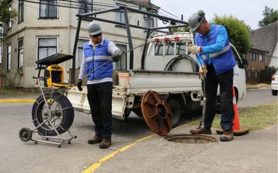 Valdivia: Aguas Décima refuerza llamado a evitar y denunciar descargas irregulares en la red de alcantarillado