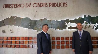 Ministro Arrau se reunió con representantes de Hyundai para revisar avances del Puente Chacao