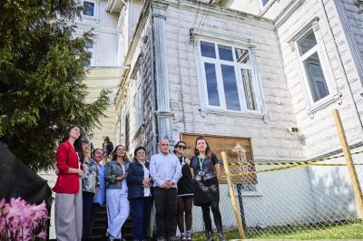 Realizan recambio de ventanas en histórica biblioteca pública de Valdivia, cambiando por primera vez su materialidad
