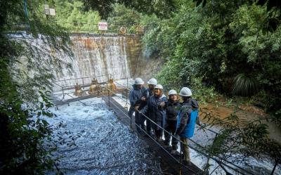 Autoridades y líderes locales visitan planta Llancahue de Valdivia de Aguas Décima en el Mes del Agua