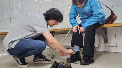 Usuarios de salud reciben calzado ortopédico a medida para prevenir complicaciones por diabetes