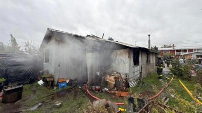Adultos mayores perdieron su casa en incendio en Frutillar y municipio compromete ayuda