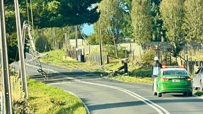 Corte de luz afecta a vecinos de San Antonio tras accidente de bus que derribó postes
