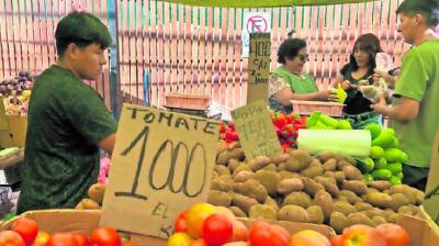 Costo del transporte dispara precio de papas y tomates en la feria itinerante en Iquique