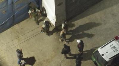 Detienen a sujeto por robo en minimarket de La Chimba: drone lo descubrió oculto en el entretecho