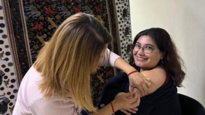 Funcionarios del Servicio de Salud Chiloé se vacunan contra la influenza y refuerzan llamado a la comunidad