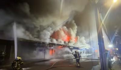 [VIDEO] Gran incendio afecta a locales comerciales de Concepción