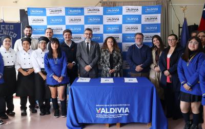 Firman Convenio de colaboración entre liceo de Valdivia y Francia