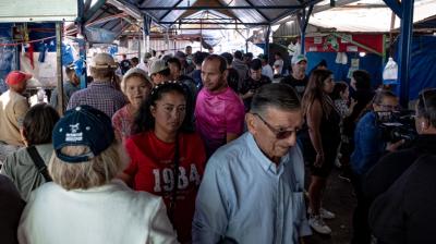 [GALERÍA] Masiva llegada de compradores a Caleta Portales en Viernes Santo