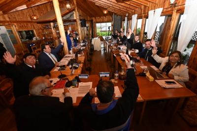 Gore Los Ríos destina recursos para implementar una multicancha cubierta y calefacción en Colegio Oscar Daniel de Crucero